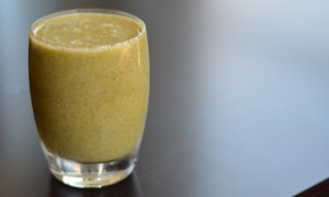 The original picture of the Apple Carrot Kale Smoothie from Life is NOYOKE.