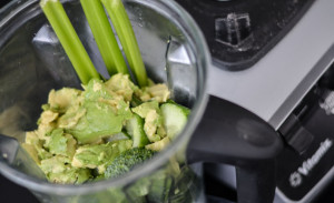 Making a green smoothies in my Vitamix _Green smoothies vs Juicing
