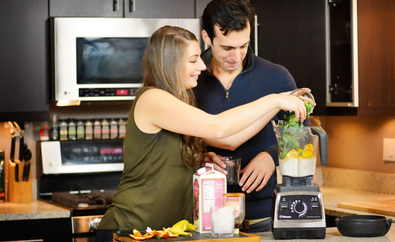 Shalva and Lenny of Life is NOYOKE use their Vitamix grocery list to make a green smoothie.