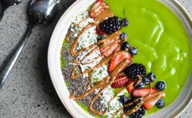 green smoothie bowl drizzle