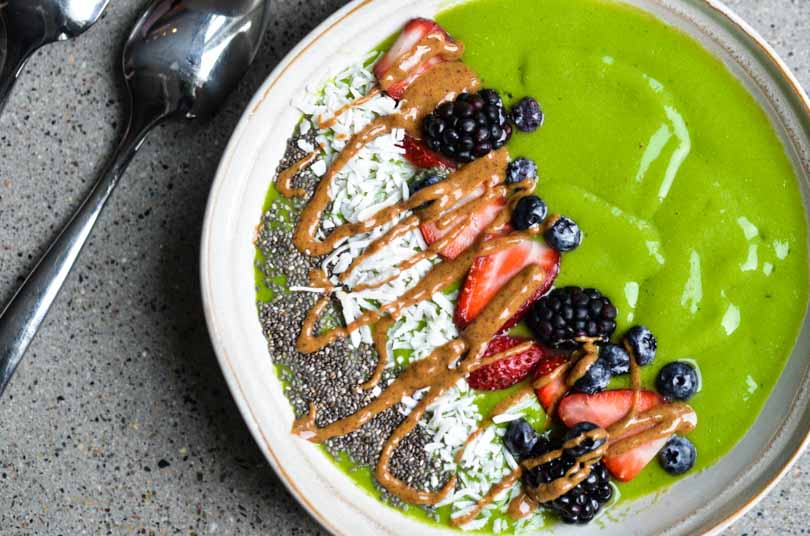 green smoothie bowl drizzle