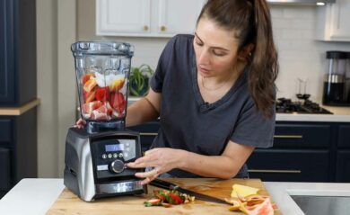 shalva gale of lifeisnoyoke making a strawberry grapefruit smoothie in a vitamix a3500